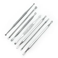 UNIQ Comedonen Toolkit – 7‑delige Hudormverwijderaar Set in Wit Etuí